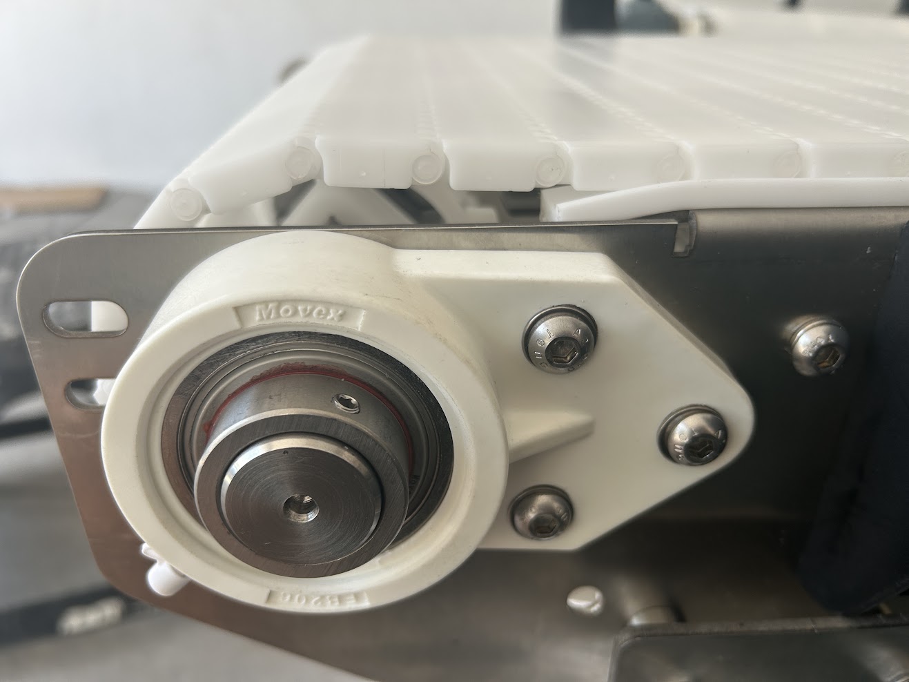 Detalle de chumacera y banda modular del conveyor